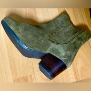 Array Pull On Olive Green Suede Ankle Chelsea Boots Size 7 Wide /New W/O box/tag